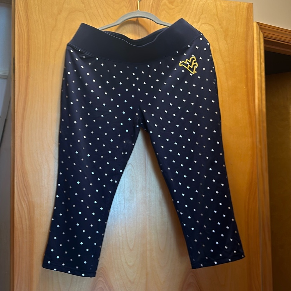 West Virginia capri length leggings size L.